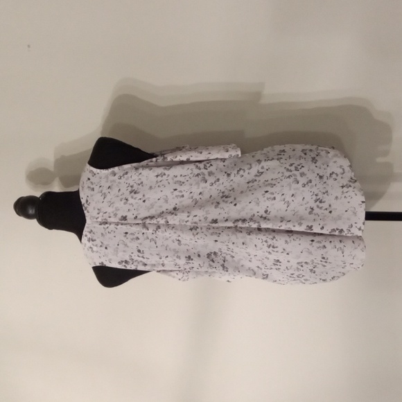 14th & Union Light Grey Cold Shoulder Short Sleeve Blouse Women's Medium - Picture 4 of 4